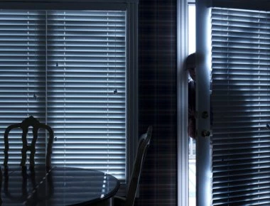 Σάλος από την ληστεία της Μυκόνου: Την οργάνωσε ο σύζυγος για να μην χάσει τα παιδιά του!